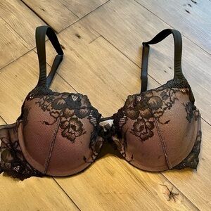𝅺VICTORIA’S Secret lined Demi lace bra